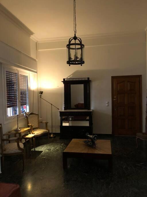 Graffiti Ground Floor Apartment เอเธนส์ ภายนอก รูปภาพ